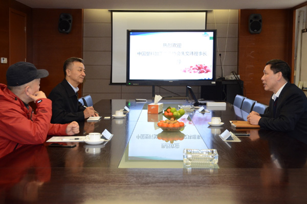O presidente Wenwei Zhu da Associação da Indústria de Processamento de Plásticos da China visitou a empresa