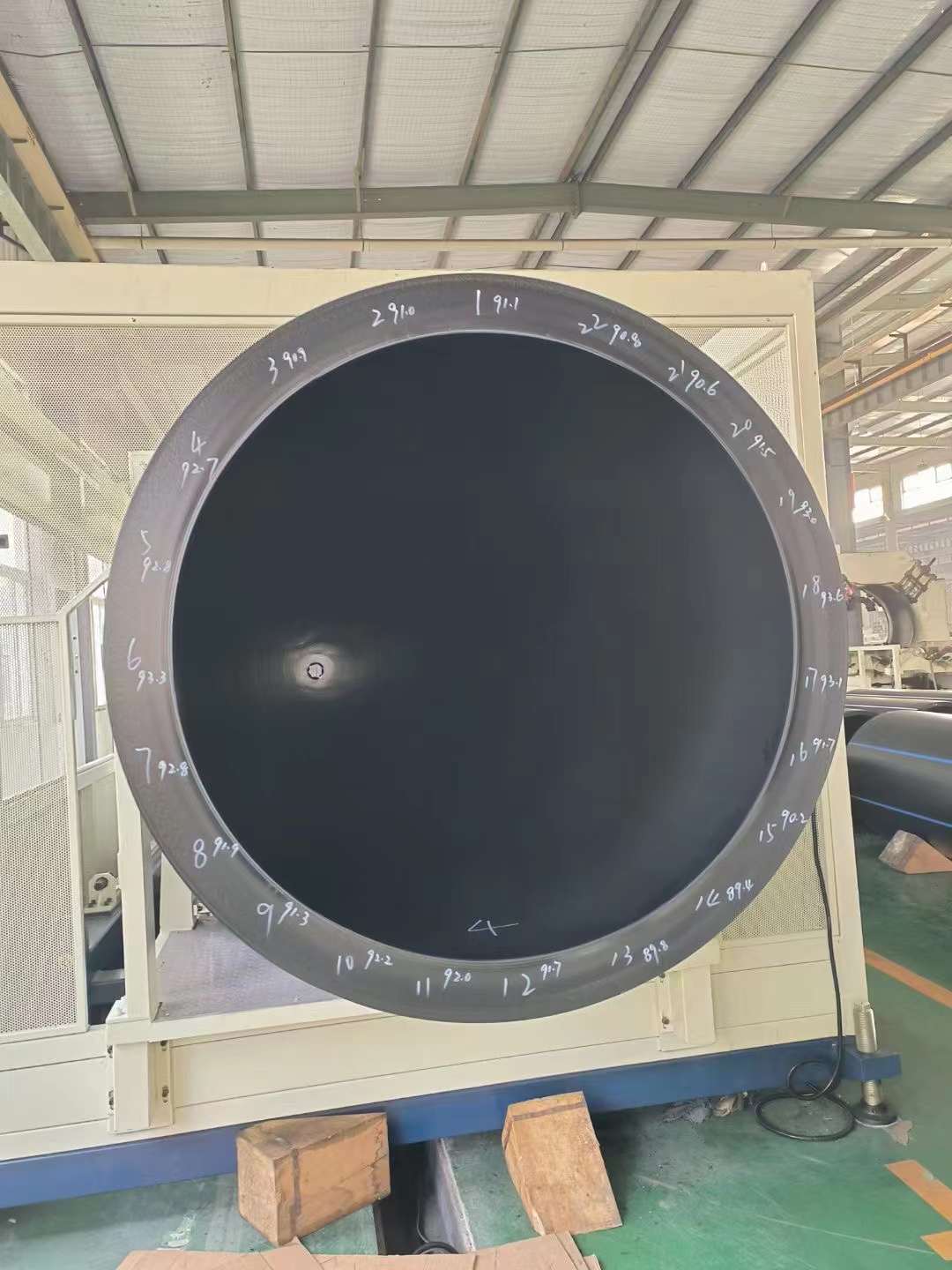 Tubos de alta espessura e grande diâmetro: como evitar arqueamento na extrusão de tubos