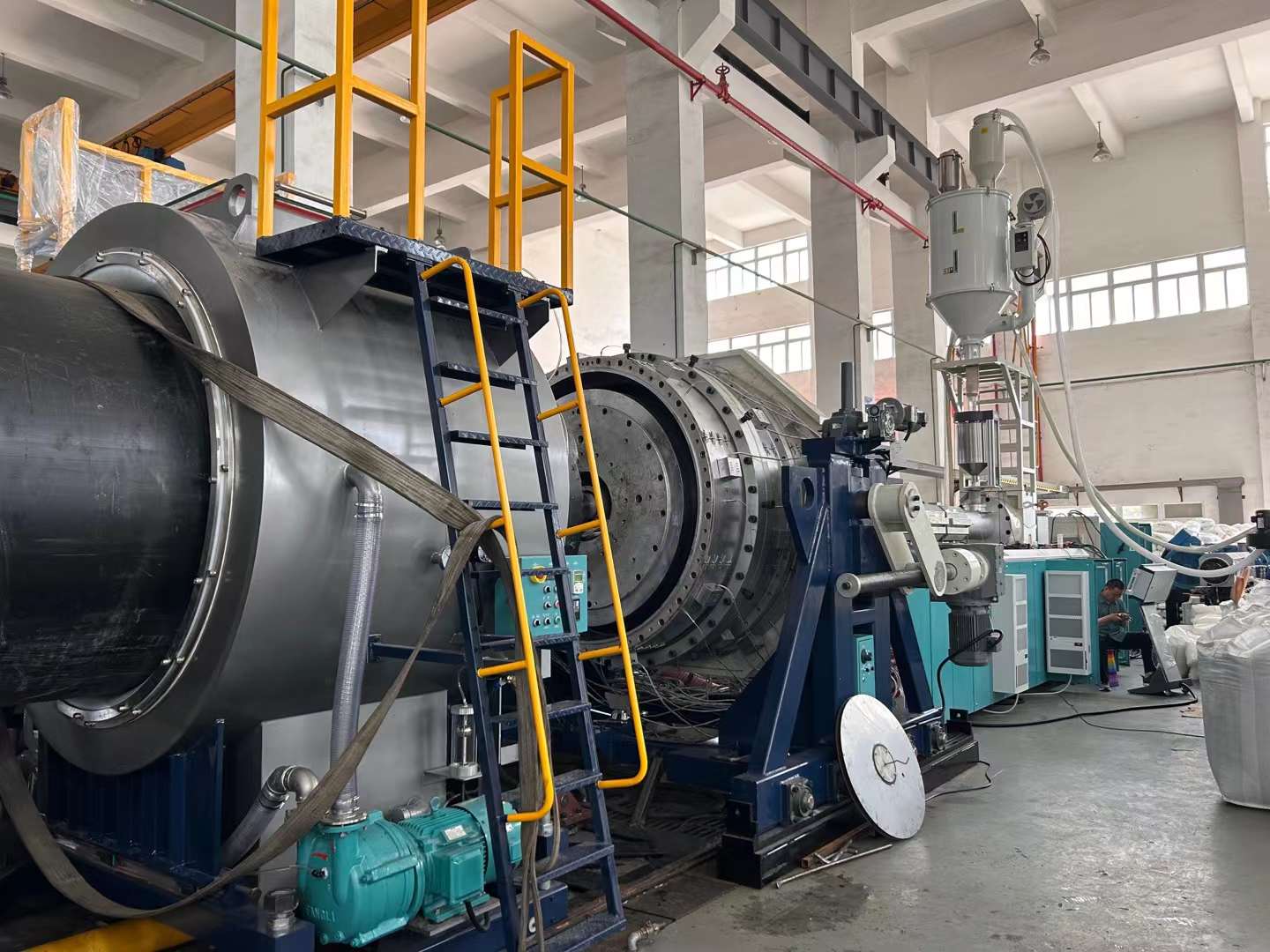 Tubos de alta espessura e grande diâmetro: como evitar arqueamento na extrusão de tubos